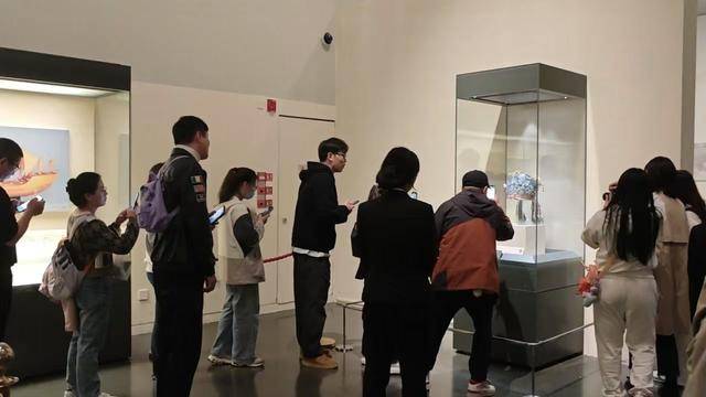 3个月卖了近8万个!揭秘国博凤冠冰箱贴