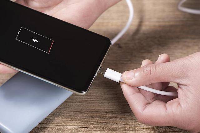 有时竟可以“超长待机” 手机1%的电量到底能用多久?