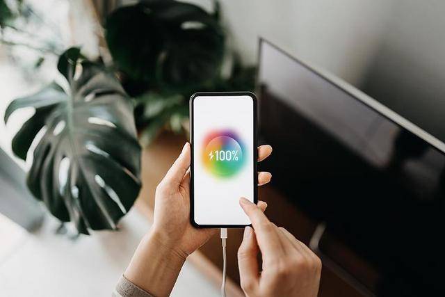 有时竟可以“超长待机” 手机1%的电量到底能用多久?