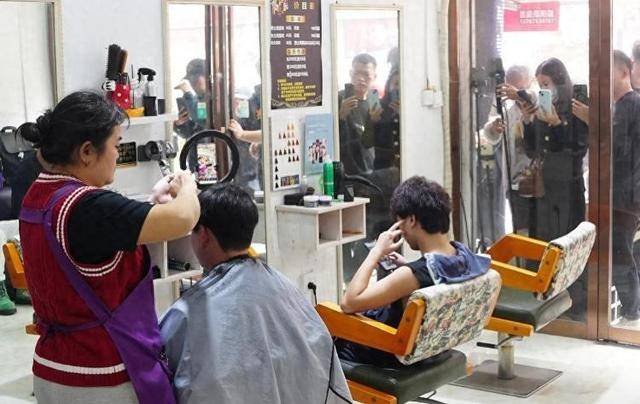 不妨借发型师晓华的火,“整顿”理发行业的乱象