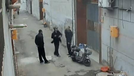 山西临汾一村民发布举报前任村长材料被找上门扇耳光,警方介入