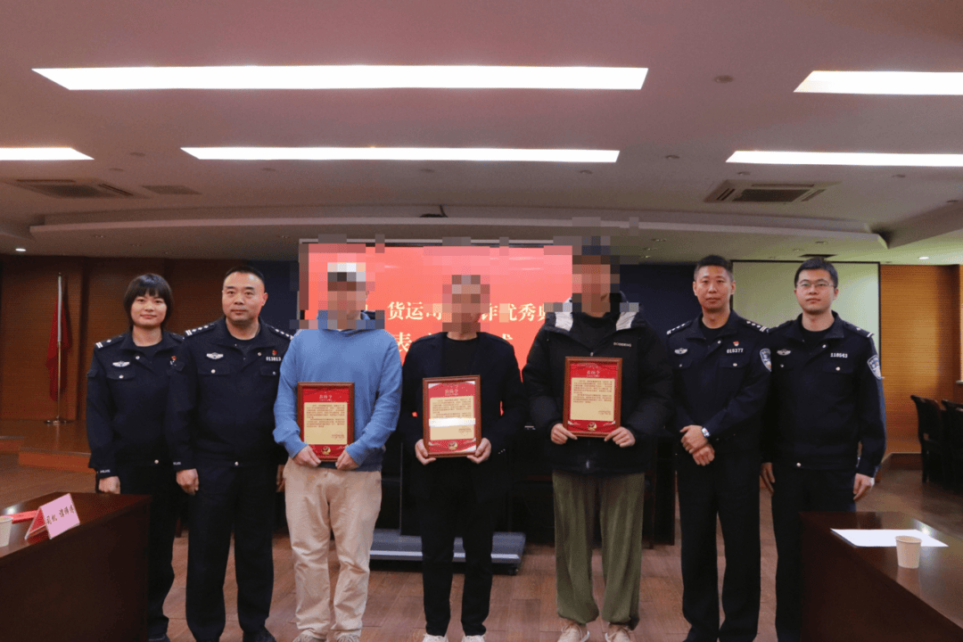 不顾姑娘哭求,杭州司机把车开进派出所,民警:干得好