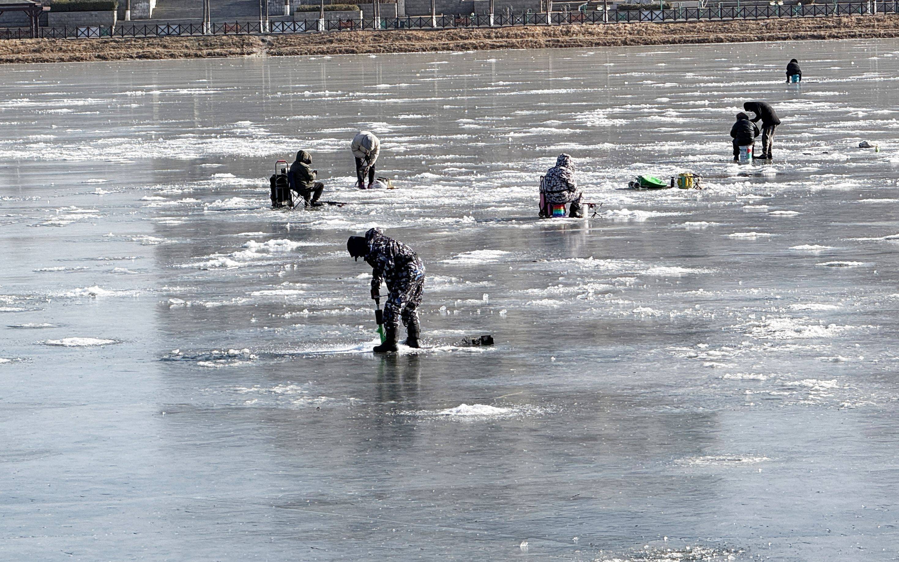 潮白河上冰钓者扎堆儿，冰窟窿已连成“棋盘”丨城市体验官