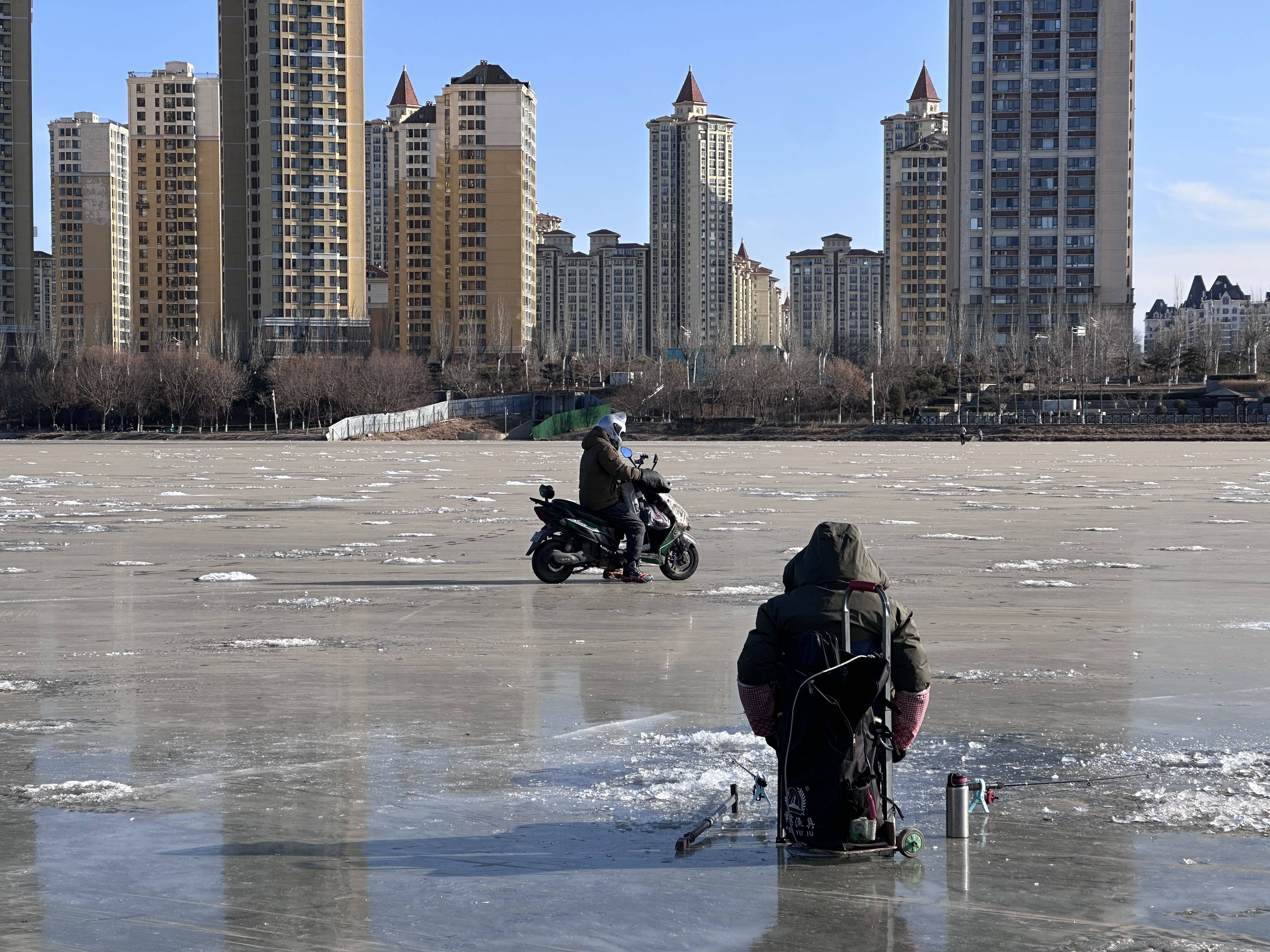 潮白河上冰钓者扎堆儿，冰窟窿已连成“棋盘”丨城市体验官