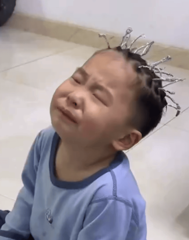 山东一女子花二三十元网购材料给全家锡纸烫:儿子一头锡纸哭着说“变恐龙了”