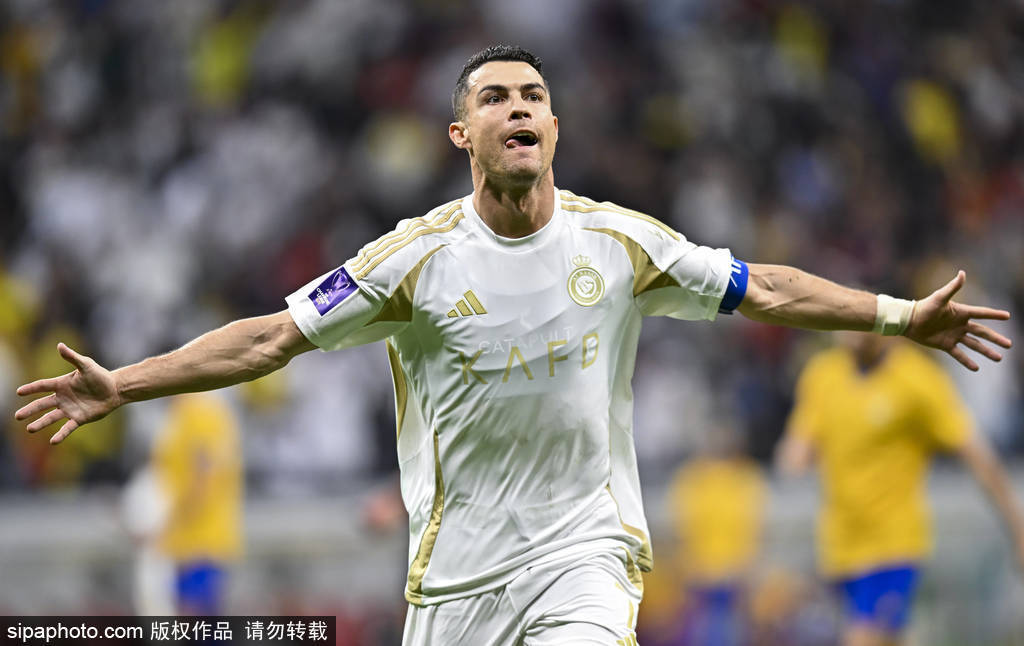 祝福C罗40岁生日快乐！已进923球夺33冠 传奇仍在继续