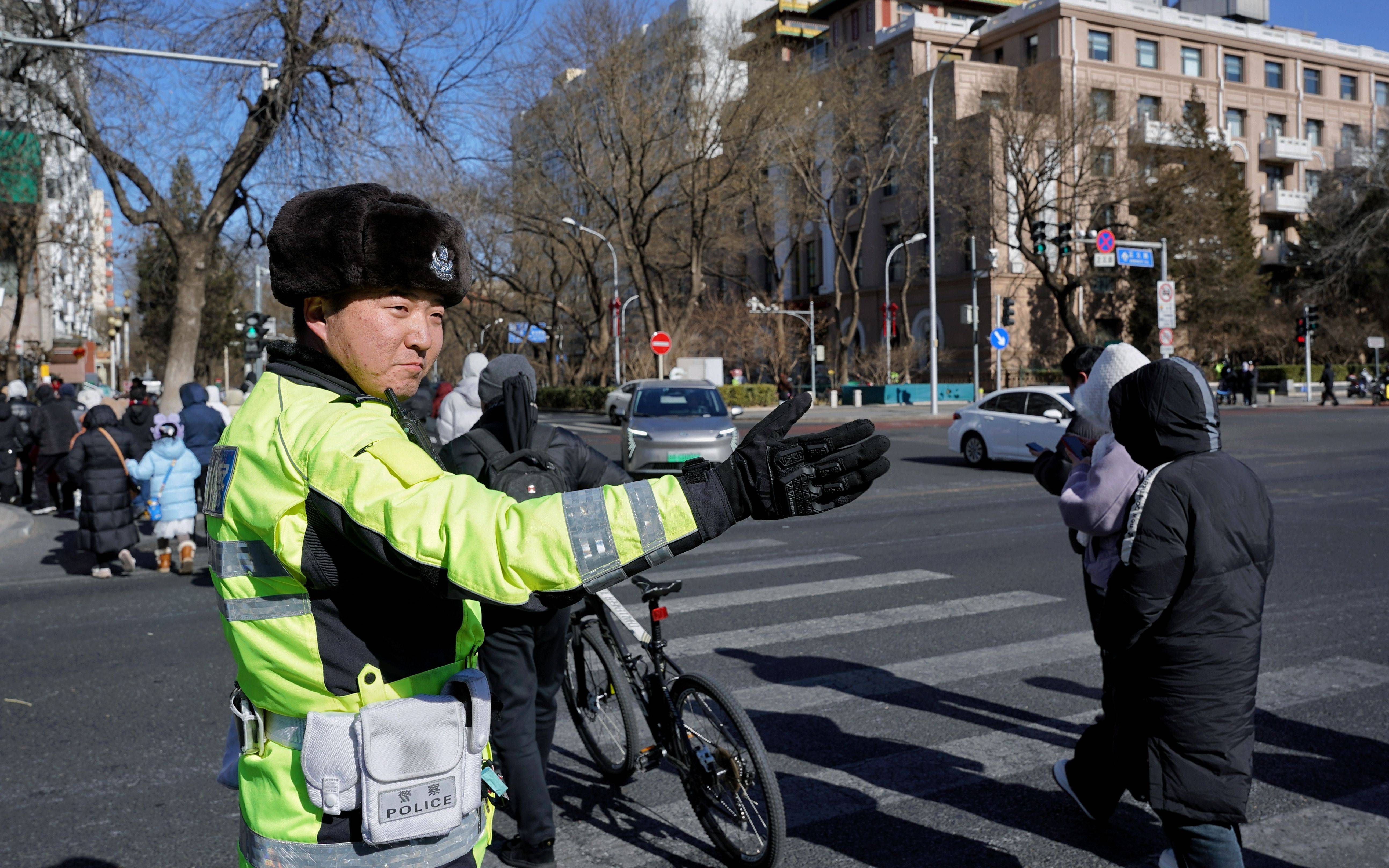 记者探访｜严寒大风中，北京交警调整信号灯时长减少行人等待时间
