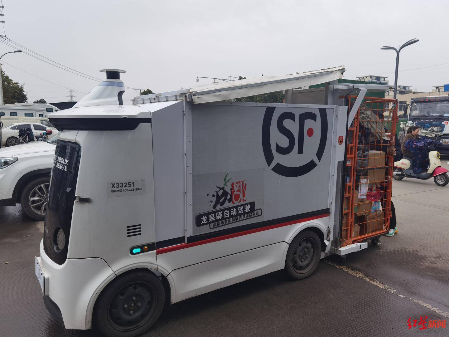 成都无人配送车越来越多:快递员不怕“抢饭碗”,路权成普及关键
