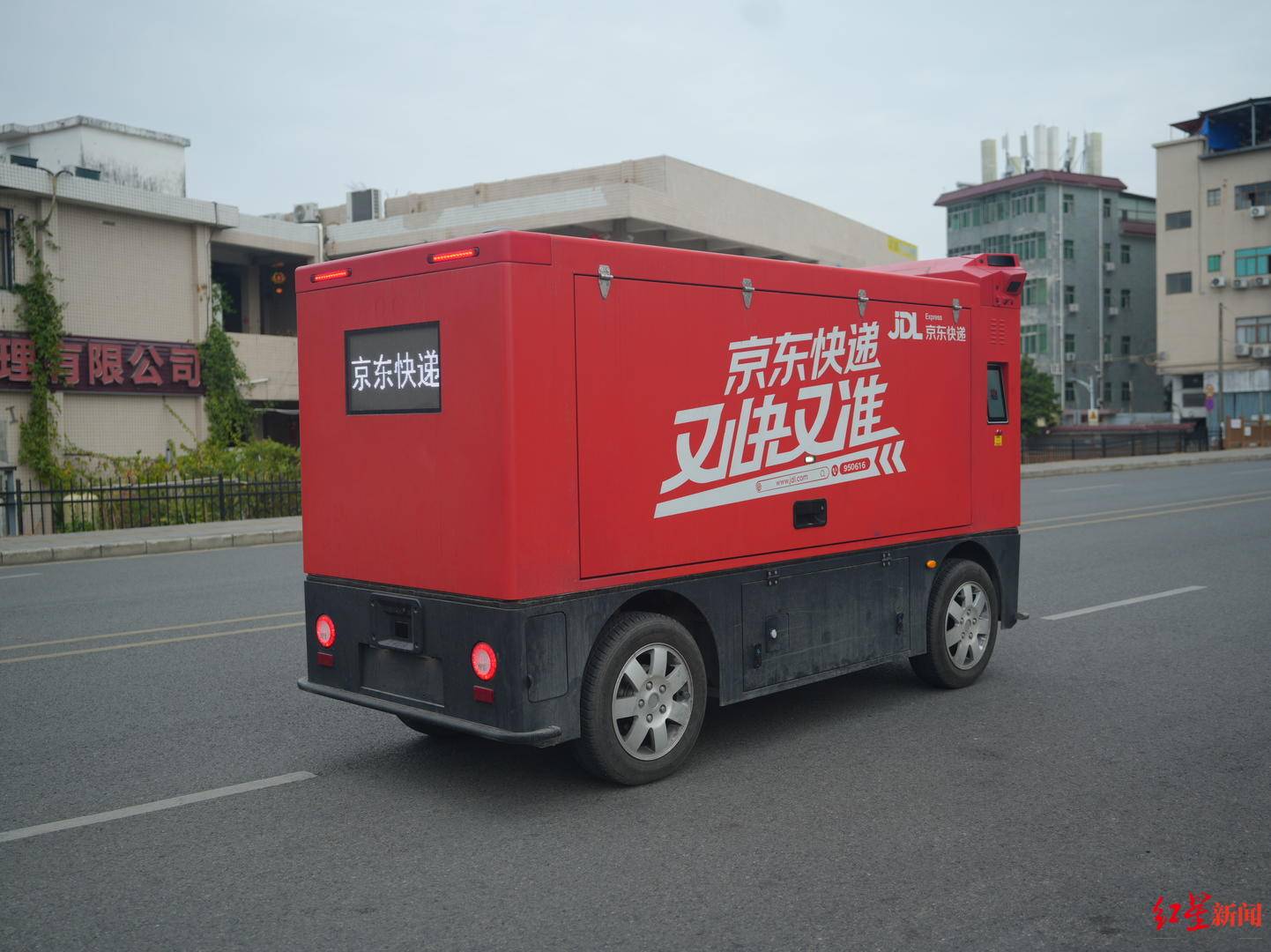 成都无人配送车越来越多:快递员不怕“抢饭碗”,路权成普及关键