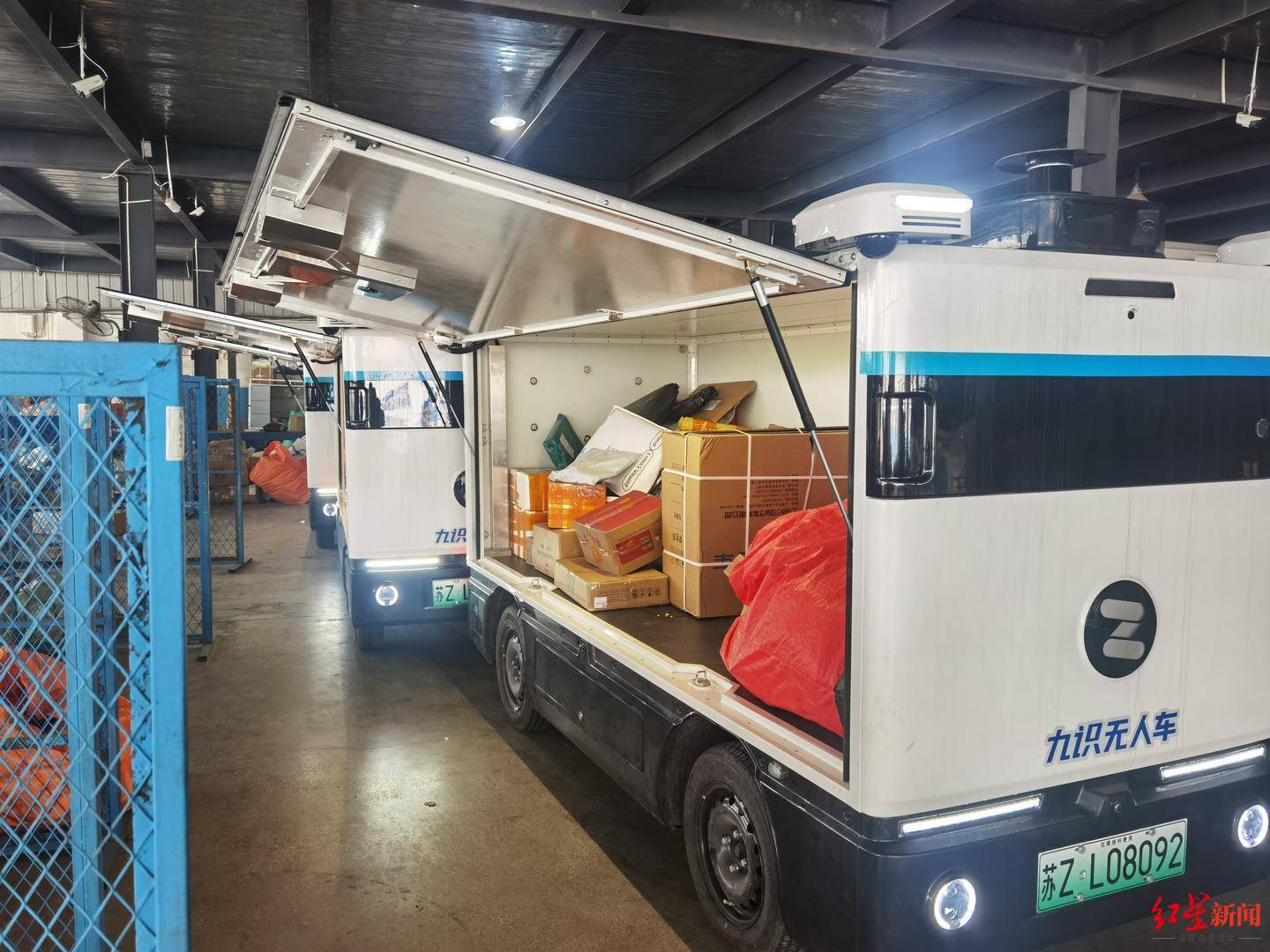 成都无人配送车越来越多:快递员不怕“抢饭碗”,路权成普及关键