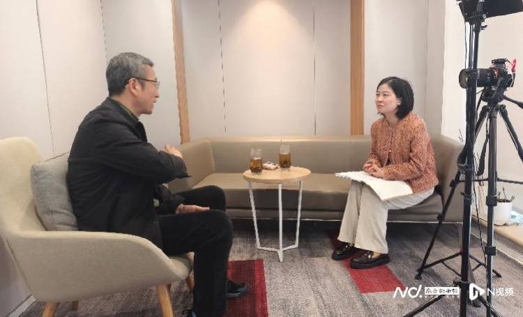 白岩松呼吁提高年轻人个税起征点,保障灵活就业者社保不断线