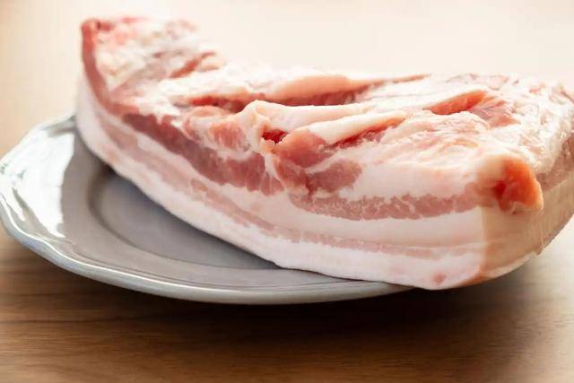 长期吃久冻的肉危害大?冰箱里的肉冻多久就不能吃了?医生说清楚