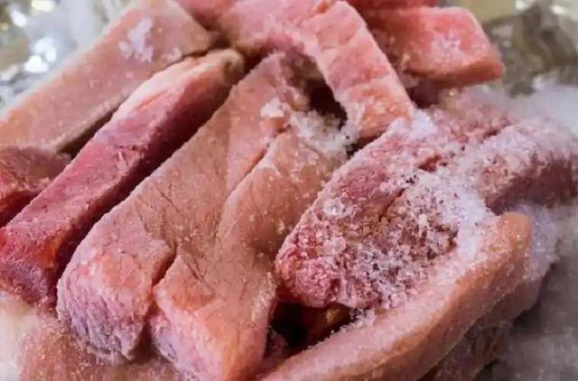 长期吃久冻的肉危害大?冰箱里的肉冻多久就不能吃了?医生说清楚
