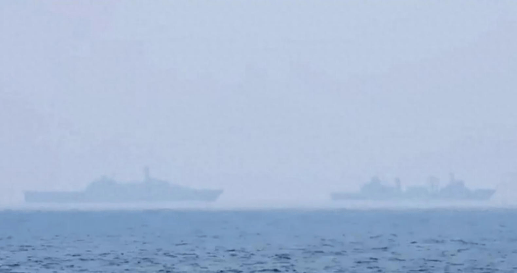 解放军四面围岛，战机规模倍增！台军演遭遇空前挑战，美国航母南下紧急应对