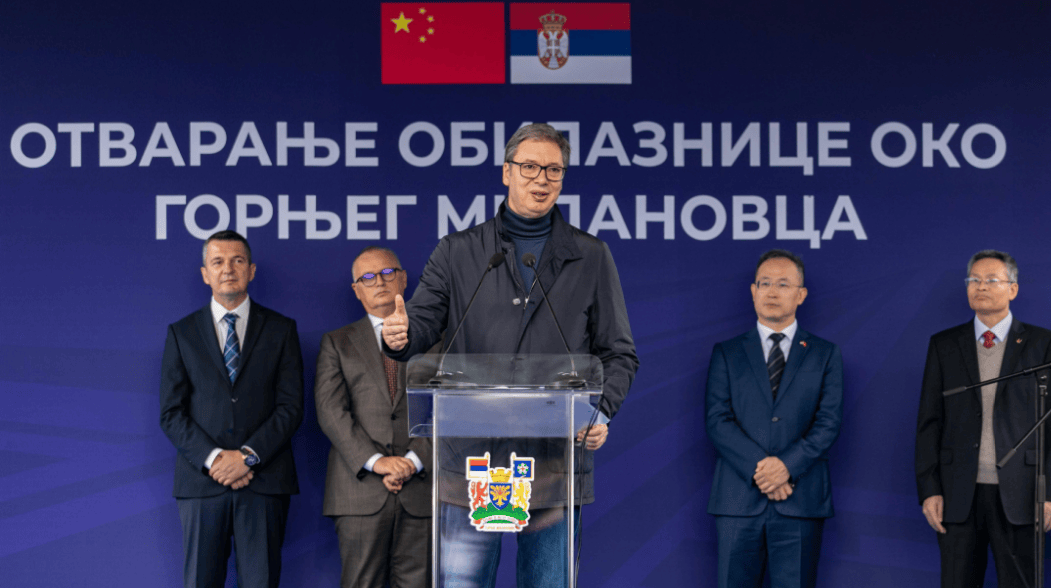 塞尔维亚三十二万抗议者怒吼：武契奇该下台！武契奇在震荡中能否稳住政权？