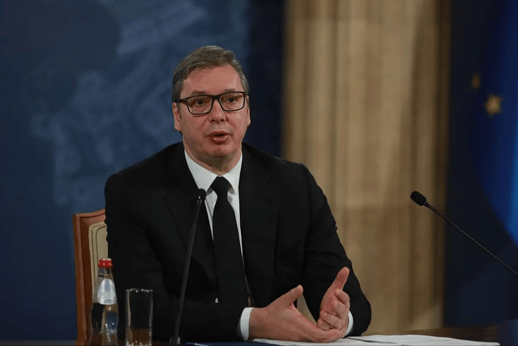 塞尔维亚三十二万抗议者怒吼：武契奇该下台！武契奇在震荡中能否稳住政权？