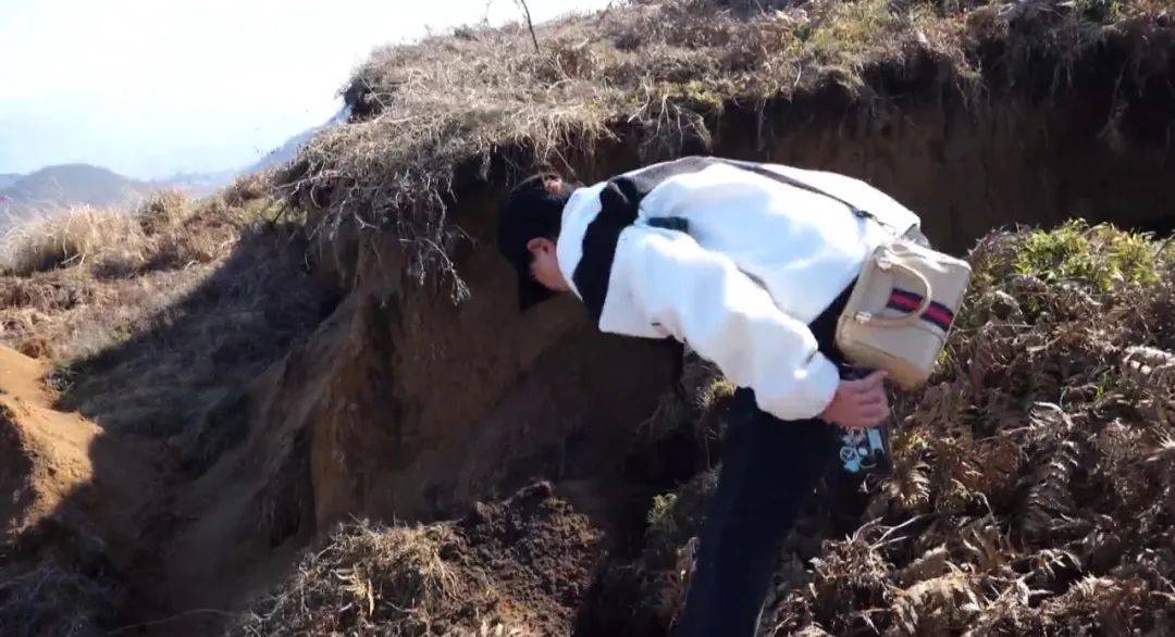 大山惊现6条裂缝，附近100多户居民害怕垮塌晚上不敢睡觉！和煤矿开采有关！当地回应……