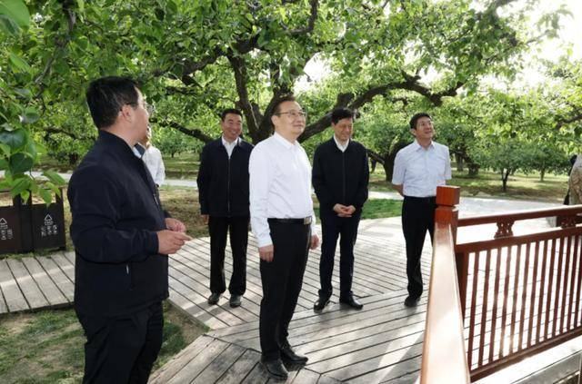 调研中，省委书记临时停车，走进农户家中