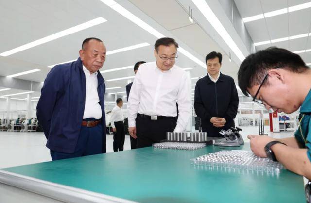 调研中，省委书记临时停车，走进农户家中