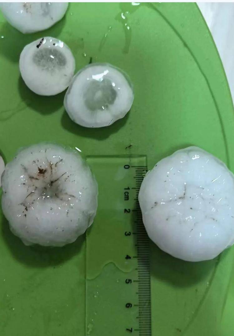 北京多区下起冰雹，市民：感觉玻璃都要被砸碎了