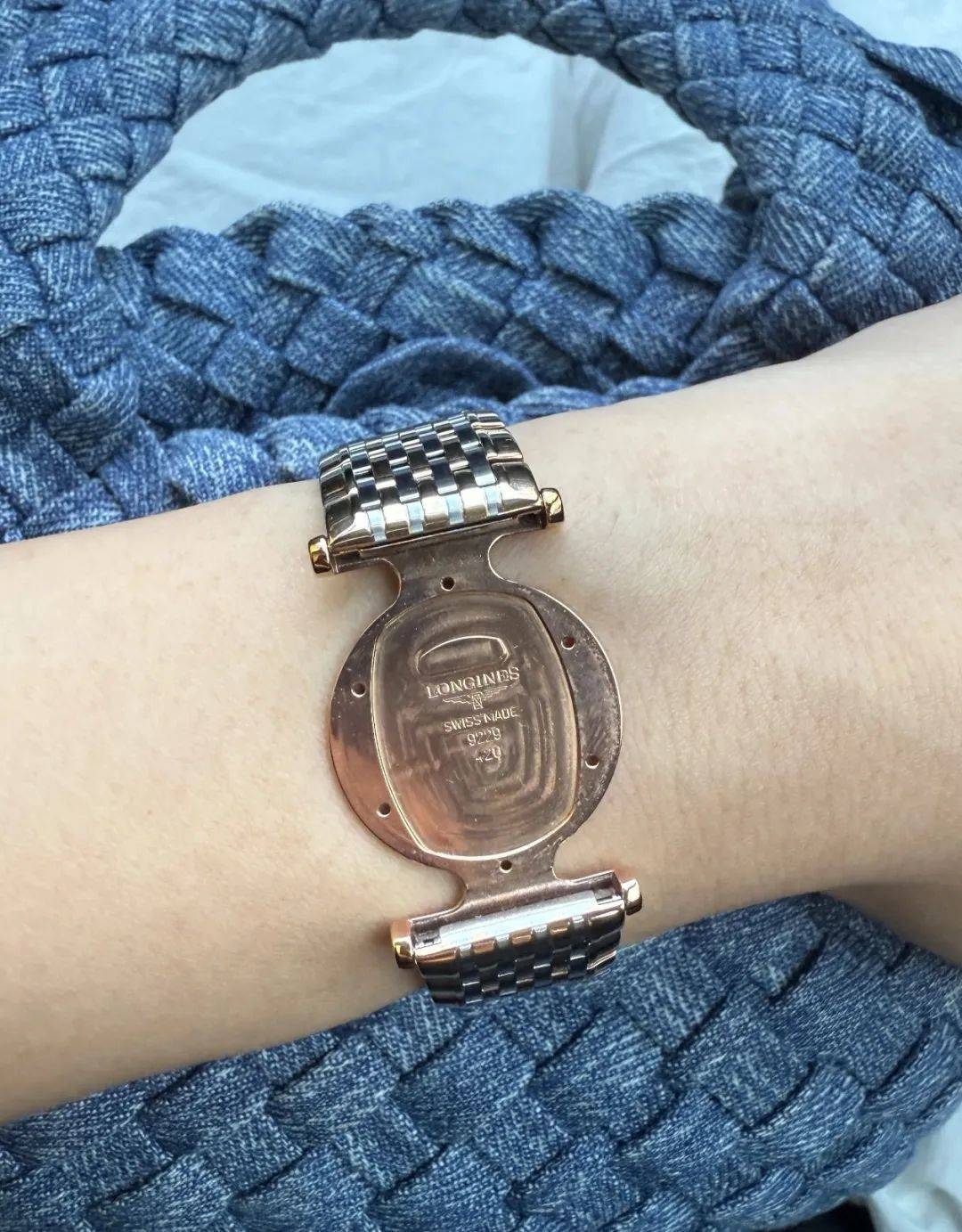 “浪”还在,“琴”没了!网友称花1万多买的浪琴整个表盘丢失仅剩表带,浪琴回应