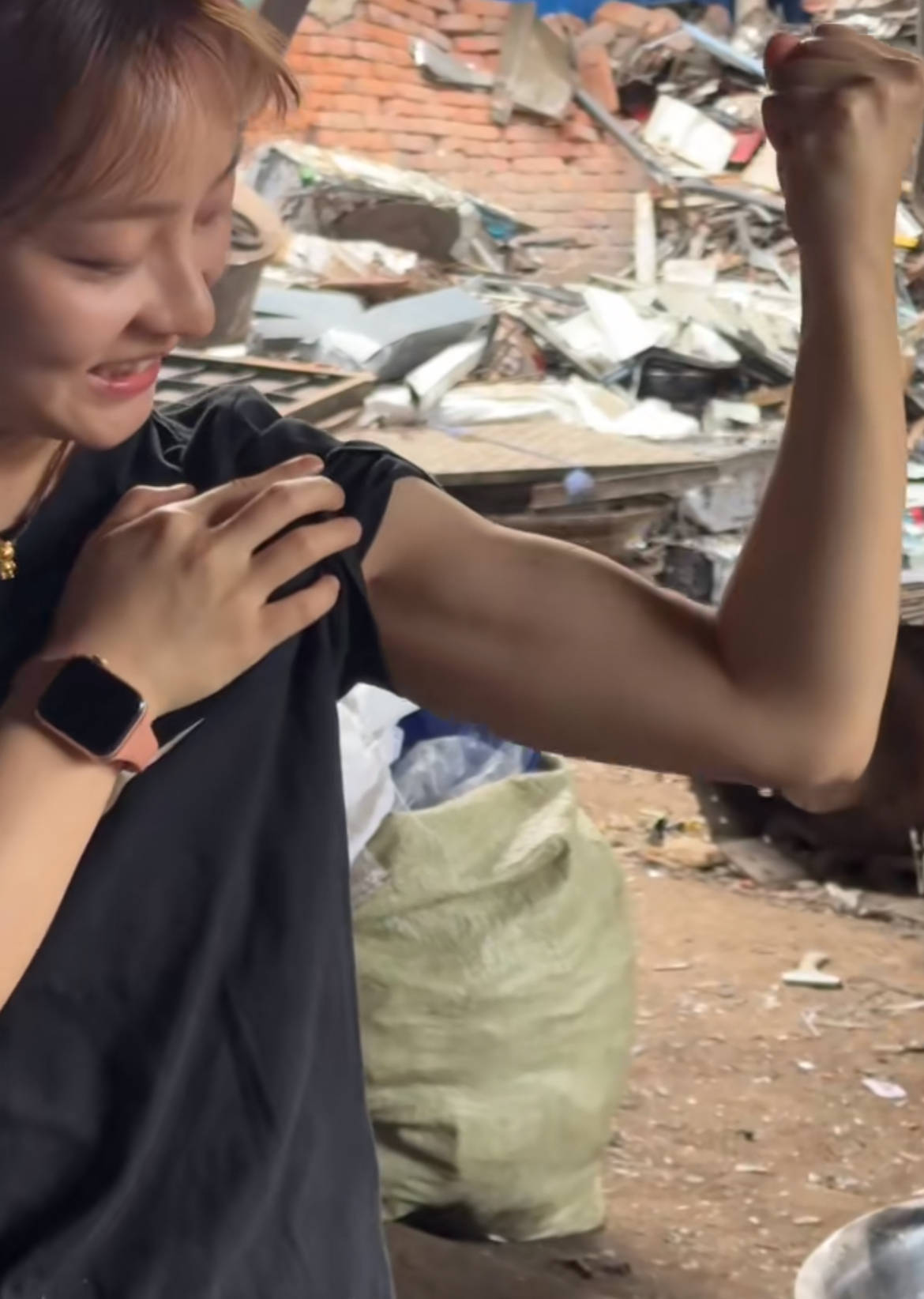 成都99年女医生晚上搞副业“收破烂”：在废品站挣得比医院多，不是起号只是记录日常