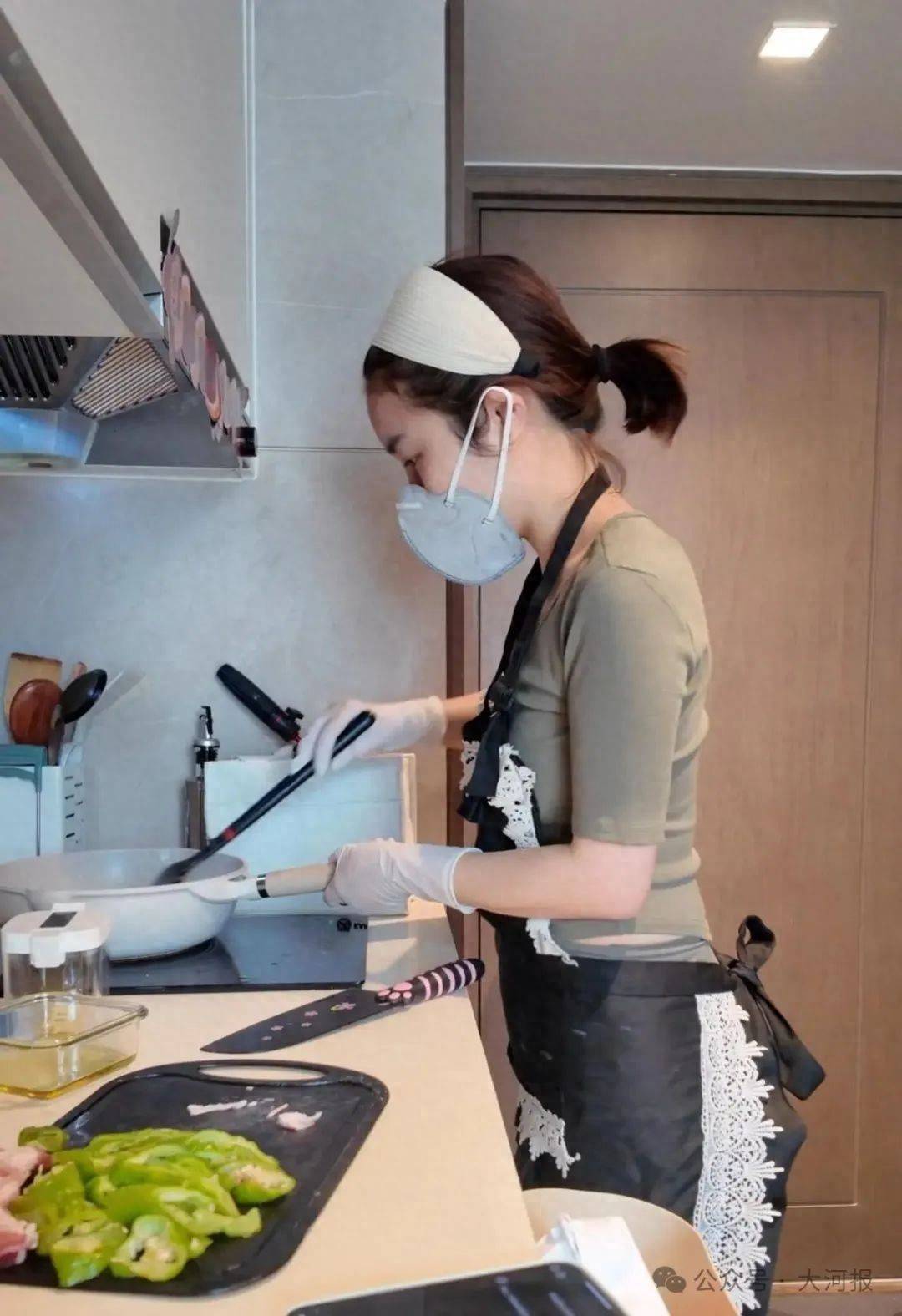 女子穿瑜伽裤上门做饭月入2万元，回应：真不是为流量！