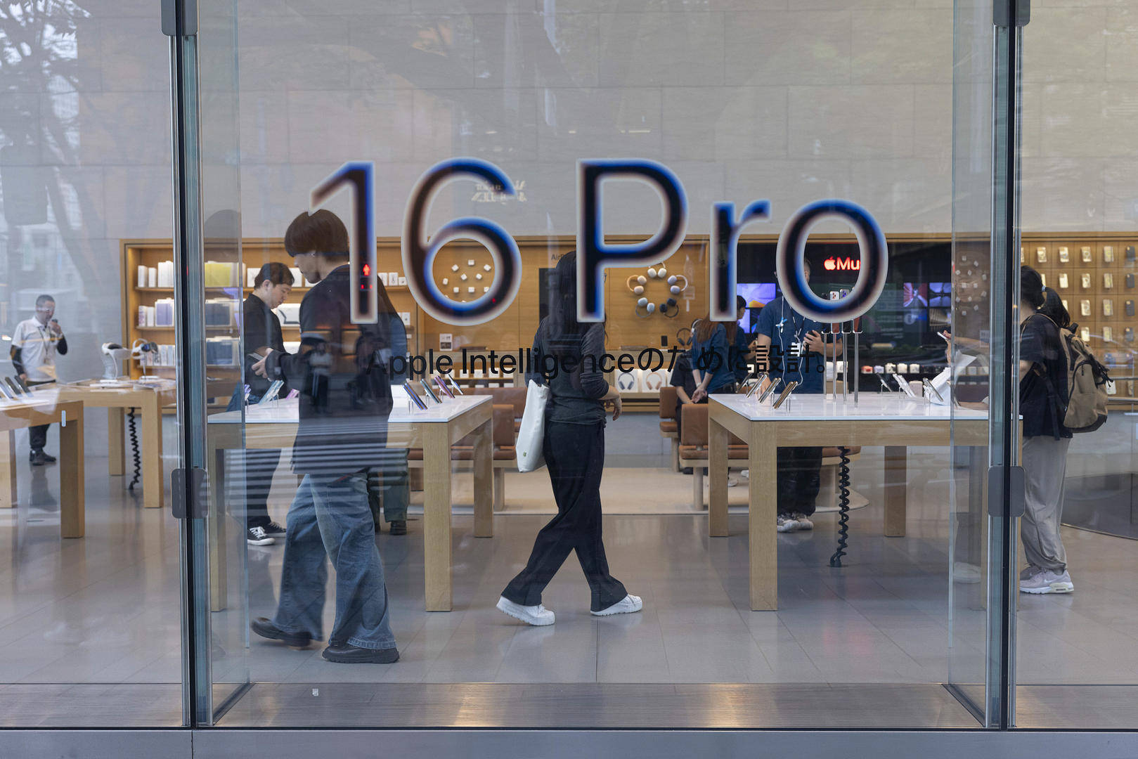 iPhone 16 Pro降价！有人抢到国补机就卖，一台赚200元，律师提示风险