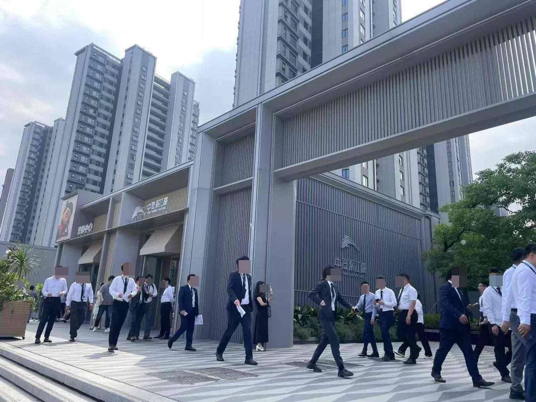 “感觉青春喂了狗,亏了150万!” 中海南京三楼盘六折抛售,老业主堵门防中介看房