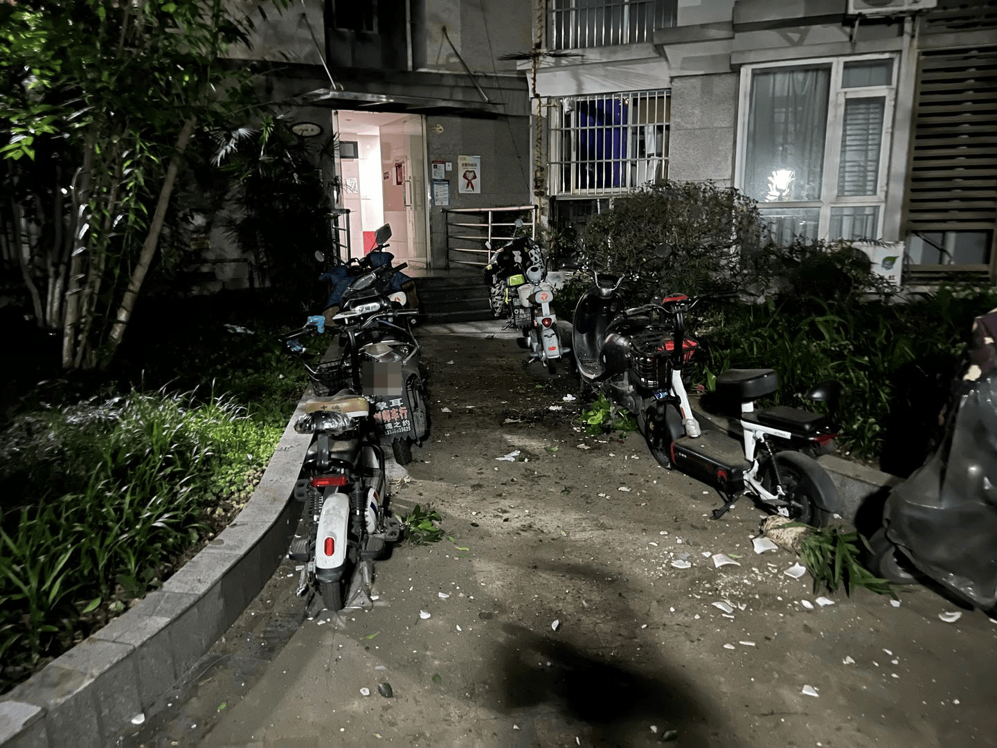 男子与朋友吃酒起争执，竟从10楼扔下绿萝、兰花和不锈钢盆，被刑拘