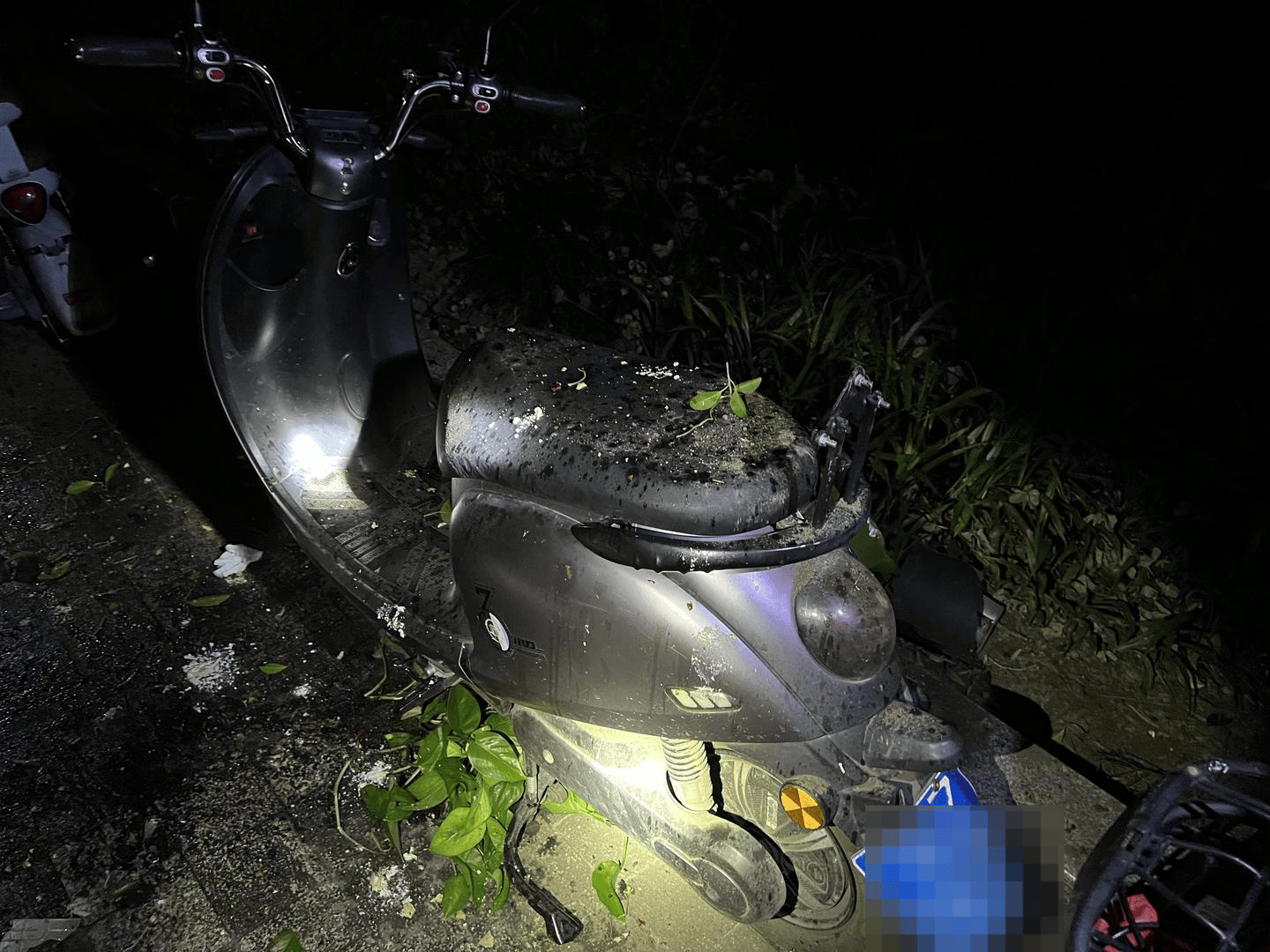 男子与朋友吃酒起争执，竟从10楼扔下绿萝、兰花和不锈钢盆，被刑拘