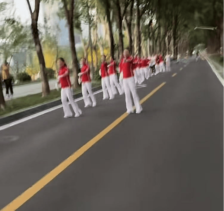 武汉大妈拉线封路跳广场舞，悬挂告示“锻炼区域车辆绕行”？当地回应