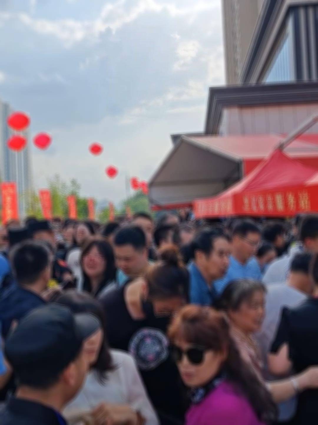 太原一超市开业顾客排长队抢购2.99元一斤的榴莲，还有人翻越护栏，商家回应