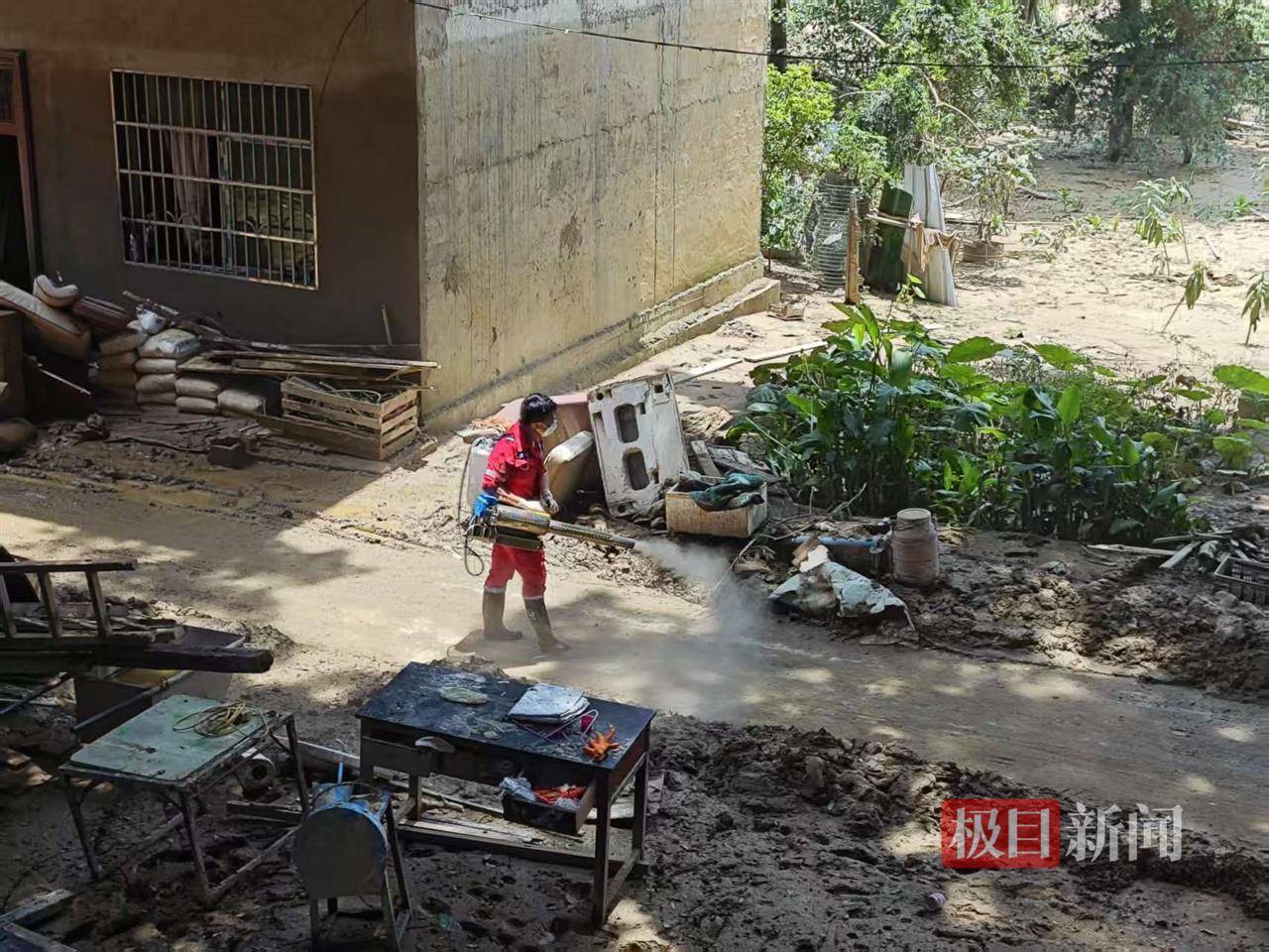 实探榕江三面环水的“孤岛村”：3米深洪水淹没房屋，400名村民被困数日，冲锋舟送来米油水果