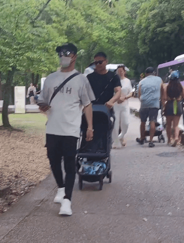 汪峰与森林北两家人同游日本,包括与章子怡所生的一对儿女,氛围相处融洽