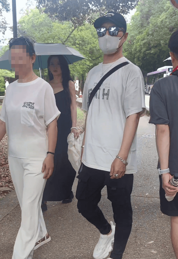 汪峰与森林北两家人同游日本,包括与章子怡所生的一对儿女,氛围相处融洽