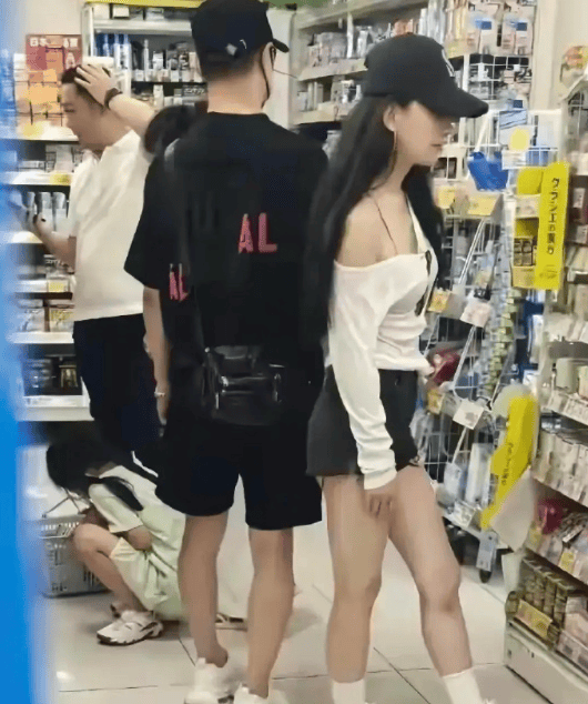 汪峰与森林北两家人同游日本,包括与章子怡所生的一对儿女,氛围相处融洽