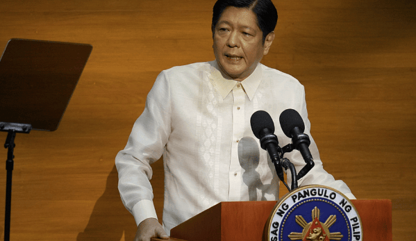 赖在仁爱礁26年，菲律宾等来强援，美军亲自坐镇，王毅外长的话，菲律宾忘了？