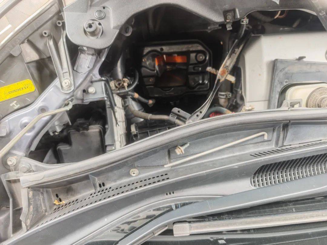 客车发动机下藏匿23台旧手机，被海关查获