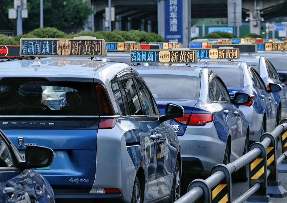 济南8000余台出租车同亮顶灯，为TA“打call”