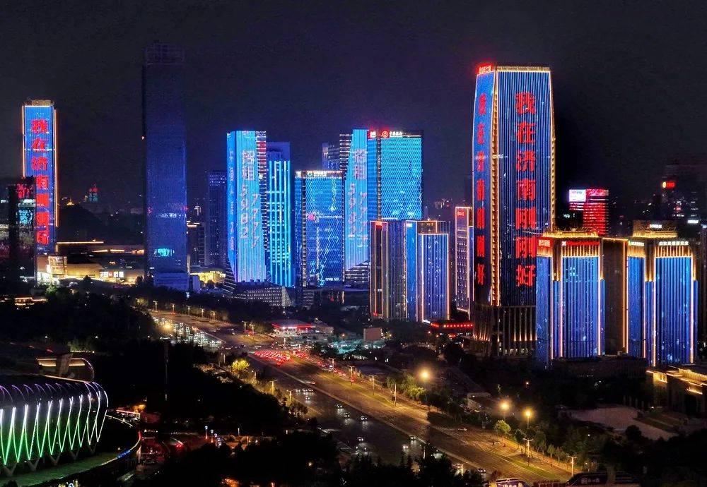 济南8000余台出租车同亮顶灯，为TA“打call”