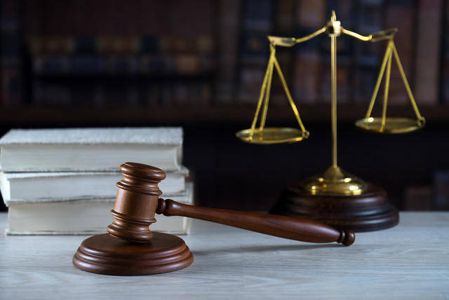 女子称遭30年交情男同学多次性骚扰，起诉要求道歉并索赔5万元！二审判了