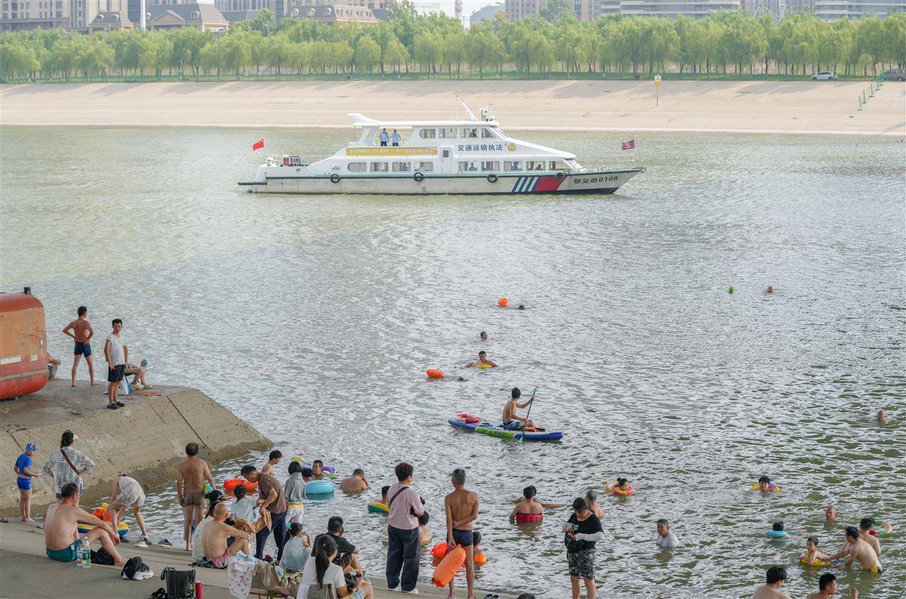 武汉多部门联合行动并提醒市民:远离两江通航水域,莫让消暑变险情