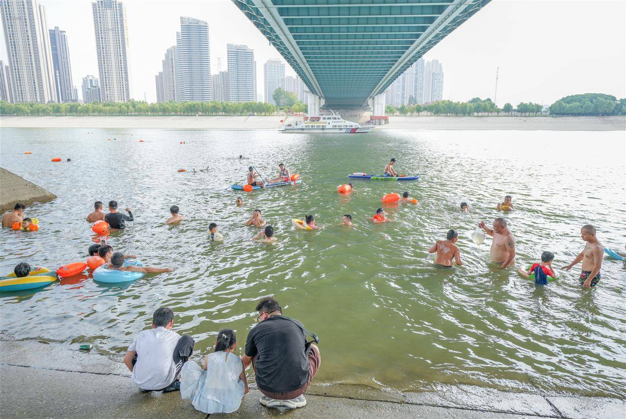 武汉多部门联合行动并提醒市民:远离两江通航水域,莫让消暑变险情