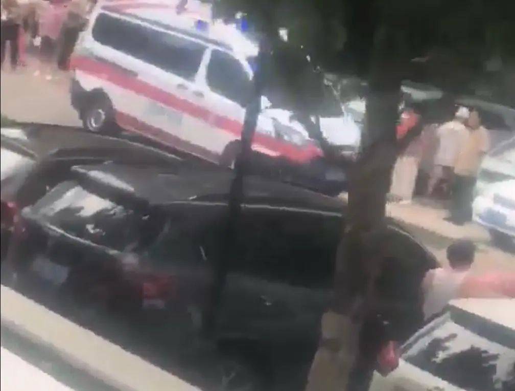 突发！山东一小区内部道路发生车祸，致1死4伤，警方通报→