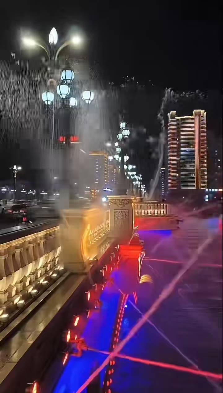 “路过的都没放过！”吉林延吉一喷泉转向喷向人行道，当地：已恢复，是程序设定问题
