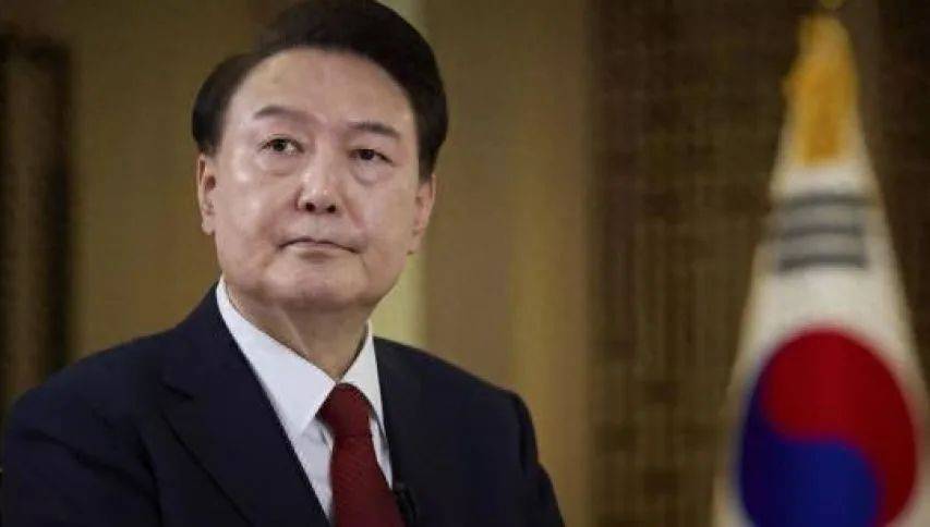 最高可叛死刑?李在明已经忍无可忍,面对撒泼耍赖的尹锡悦,他下令动用强制手段!