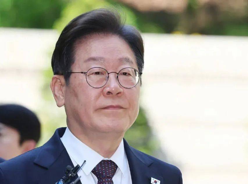 最高可叛死刑?李在明已经忍无可忍,面对撒泼耍赖的尹锡悦,他下令动用强制手段!