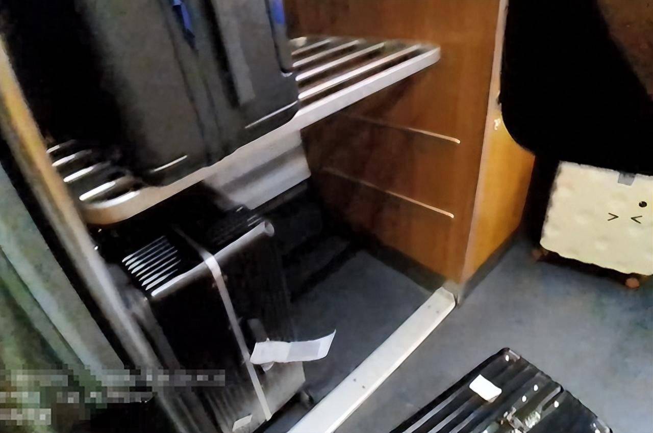 姑娘坐高铁行李箱被人拿走,里面有价值10万元的黄金珠宝!民警通过贴纸上的“LT4302”找到