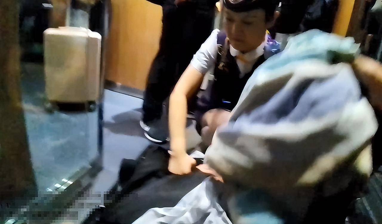 姑娘坐高铁行李箱被人拿走,里面有价值10万元的黄金珠宝!民警通过贴纸上的“LT4302”找到